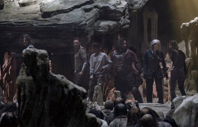 thewalkingdead-theworldbefore-midseason-finale-review-cave-cliffhanger-walkers